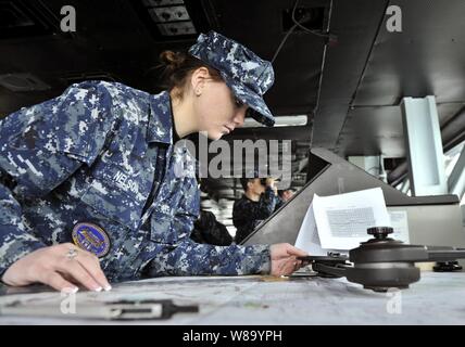 Maître de 3e classe Sarah Nelson utilise un mouvement parallèle d'angles pour tracer la position du porte-avions USS Harry S. Truman (CVN 75) à mesure que le navire se prépare à débuter le 27 janvier 2011. Le Harry S. Truman appuie le renouvellement de la flotte de transporteur de l'escadron des qualifications. Banque D'Images