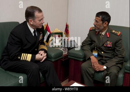 Chef de l'état-major des adm. Mike Mullen, U.S. Navy, rencontre avec le Chef de Cabinet du lieutenant-général des Forces armées des EAU Mohammed Hamad Al Thani Rumaithi à Abu Dhabi, Émirats arabes unis, le 21 février 2011. Mullen est sur une semaine de voyage à travers le Moyen-Orient pour rassurer les amis et alliés de l'engagement des États-Unis à la stabilité régionale. Banque D'Images