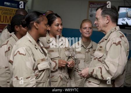 Chef de l'état-major des adm. Mike Mullen, U.S. Navy, parle avec les membres de service déployée au Camp Lemonier, à Djibouti, le 24 février 2011. Mullen est sur une semaine de voyage à travers le Moyen-Orient pour rassurer les amis et alliés de l'engagement des États-Unis à la stabilité régionale. Banque D'Images