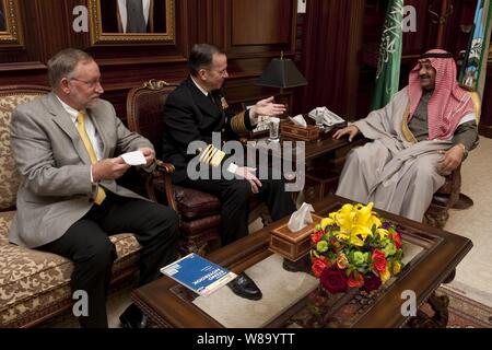 Ambassadeur des États-Unis en Arabie Saoudite James Smith et U.S. Navy Adm. Mike Mullen, président des chefs de personnel de rencontrer le Prince Khalid bin Sultan, ministre adjoint de la défense et de l'aviation de l'Arabie saoudite à Riyad le 21 février 2011. Mullen est sur une semaine de voyage à travers le Moyen-Orient pour rassurer les amis et alliés de l'engagement des États-Unis à la stabilité régionale. ( Banque D'Images