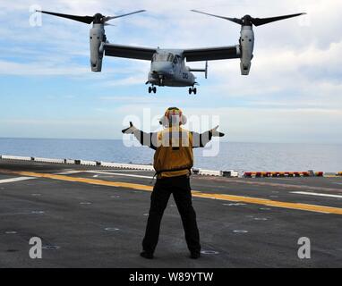 Un MV-22 Osprey avion à rotors basculants joint à l'escadron 166 à rotors basculants moyen maritime s'approche de la cabine de pilotage du navire d'assaut amphibie USS Makin Island (DG 8) dans l'océan Pacifique le 1 mars 2011. Banque D'Images