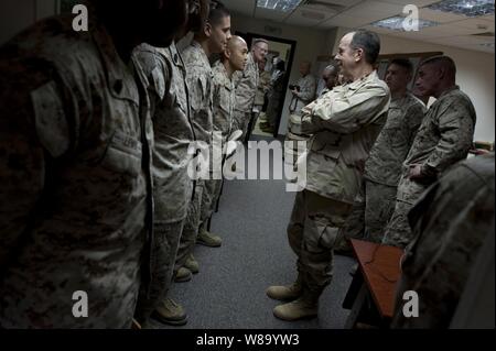 Chef de l'état-major des adm. Mike Mullen, U.S. Navy, parle avec les Marines américains affectés au Corps des Marines des États-Unis, des Forces Central Command à Bahreïn le 25 février 2011. Mullen est sur une semaine de voyage à travers le Moyen-Orient pour rassurer les amis et alliés de l'engagement des États-Unis à la stabilité régionale. Banque D'Images