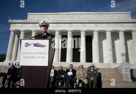 Chef de l'état-major des adm. Mike Mullen, U.S. Navy, introduit le premier ministre australien Julia Gillard lors d'une cérémonie sur les marches du Lincoln Memorial à Washington, D.C., le 7 mars 2011. La cérémonie a annoncé le don de 3,3 millions de dollars par le gouvernement australien pour l'aider à financer les 'Centre d'éducation sur le mur' qui serait situé à proximité de la Vietnam Veterans ? Memorial. Banque D'Images
