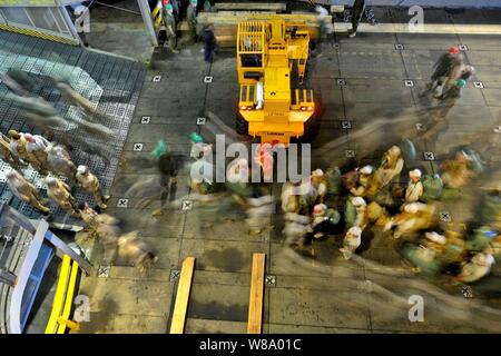 Les Marines américains embarquent le quai de transport amphibie USS Mesa Verde (LPD 19) en cours dans l'Océan Atlantique comme le groupe amphibie Bataan déploie pour soutenir les efforts internationaux et américains au large de la côte de la Libye en mer Méditerranée le 29 mars 2011. Les marines sont affectés à la 22e unité expéditionnaire de Marines. Banque D'Images