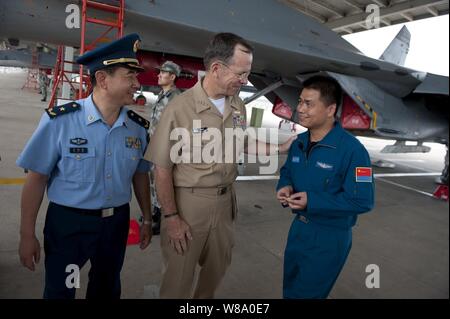 Chef de l'état-major des adm. Mike Mullen grâce un Chinese People's Liberation Army Air Force (aviateur) PLAAF après une visite d'un Sukhoi Su-27 Fighter lors de la 19e Division aérienne en PLAAF Shandong, Chine, le 12 juillet 2011. Mullen est sur un voyage de trois jours à la réunion avec ses homologues de pays et les dirigeants chinois. Banque D'Images