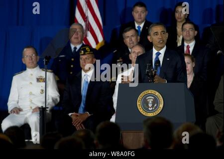 Le président Barack Obama aborde les membres de l'assistance au Washington Navy Yard le 5 août 2011. Obama a prononcé un discours sur l'initiative de l'Administration pour aider les anciens combattants du Nord trouver un emploi. Banque D'Images