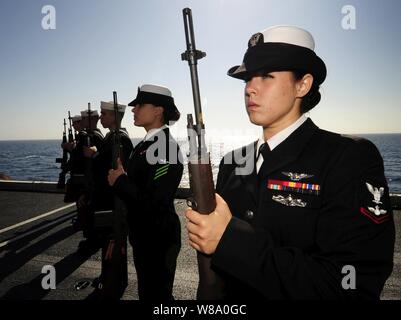 Maître de 3e classe Alexis Johnson est membre de la garde côtière de fusil à bord du porte-avions USS JOHN C. STENNIS (CVN 74) lors d'une inhumation en mer dans l'océan Pacifique sur Août 1, 2011. Le John C. Stennis dans le groupe est d'un point inscrit à l'ouest de l'océan Pacifique et le Golfe arabique le déploiement. Banque D'Images