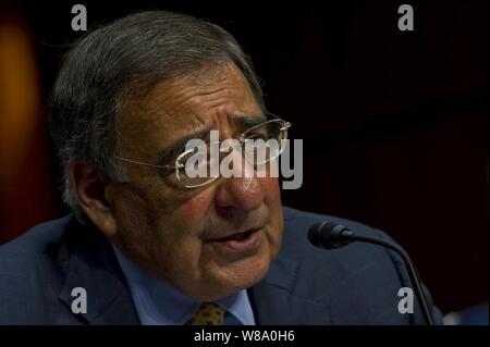 Secrétaire de la Défense Leon E. Panetta témoigne lors d'une audience du Comité des forces armées du Sénat sur la stratégie américaine en Afghanistan et l'Iraq le 22 septembre 2011, à Washington, D.C., chef de l'état-major des adm. Mike Mullen, U.S. Navy, rejoint le témoignage de Panetta. Banque D'Images