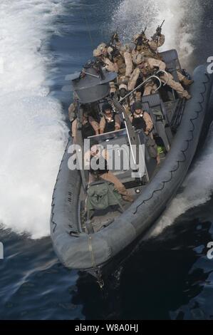 Les marins affectés à la station de transport amphibie USS New Orleans (LPD 18) L'exploitation d'un canot pneumatique à coque rigide au cours d'une mission pratique avec la 11e unité expéditionnaire de Marines Raid Maritime alors que la Force en cours dans l'océan Pacifique, le 12 août 2011. La Nouvelle Orléans et entrepris marines sont la conduite des travaux de déploiement d'entreprises dans le cadre de l'île de Makin groupe amphibie. Banque D'Images