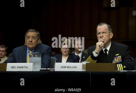 Secrétaire de la Défense Leon E. Panetta et chef de l'état-major des adm. Mike Mullen, écouter une question du sénateur, comme ils témoignent à une audience du Comité des forces armées du Sénat sur la stratégie américaine en Afghanistan et l'Iraq le 22 septembre 2011, à Washington, D.C. Banque D'Images