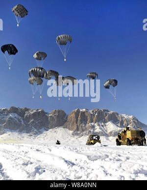 Les membres des forces d'opérations spéciales de la coalition attendre pour récupérer un largage matériel lors de la Shah Joy district dans la province de Zaboul l'Afghanistan le 25 janvier 2012. Banque D'Images