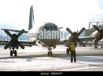 Maître de 1re classe Leslie Cleaver dirige l'équipage de la station de vol pour commencer le moteur démarre sur un Marine américain P-3C Orion au Naval Air Station, Whidbey Island, Washington, le 26 janvier 1996. L'Orion est une terre-basé, longue portée, de patrouille anti-sous-marine et un avion de surveillance de surface. Il possède des fonctions avancées de détection de sous-marins comme les capteurs de la fréquence et de l'allant et sonobouys détection des anomalies magnétiques de l'équipement. Cleaver, de Westminster, Colorado, est un arrimeur marine. L'Orion appartient à l'Escadron de patrouille 46. Banque D'Images