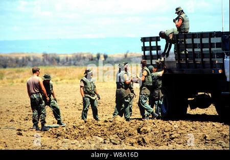 Le personnel d'entretien des mines marines Barracks décharger désactivé anti-chars et des mines antipersonnel aux fins de destruction lors d'une démolition sur base navale de la Baie de Guantanamo à Cuba, en ce 18 mars 1997, dossier photo. Les mines et les mines terrestres anti-char sur le côté américain de la clôture séparant Cuba communiste et la base navale américaine de Guantanamo Bay ont été retirés conformément à l'ordonnance présidentielle du 16 mai 1996. Environ 50 000 mines ont été placées dans la zone tampon entre le parti communiste de Cuba et de Guantanamo Bay au début de 1961 en raison de la guerre froide. La terre min Banque D'Images