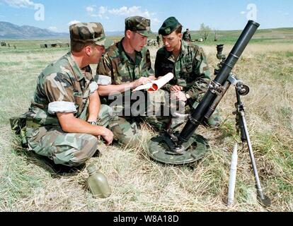 Le sergent de l'armée américaine. 1re classe Jeff Keers (à droite) indique à U.S. Navy Seabees de premier maître de 3e classe Jeff Peters (centre) et John Kirkwood (gauche) sur la tactique de mortier lors de l'exercice Mountain '97 à Fort Carson, Colorado, le 16 mai 1997. L'exercice vous donnera la réserve sur le terrain Seabees de la formation sur l'utilisation des armes, les évacuations sanitaires, les communications, la logistique et d'autres formation liées au combat. Keers est attaché à la 3e Bataillon, 10e Groupe des forces spéciales. Peters et Kirkwood sont attachés à la construction navale 17 bataillon mobile. Banque D'Images