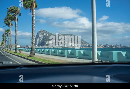 Arrivant à la frontière de Gibraltar en voiture. Vue de l'intérieur de la voiture Banque D'Images