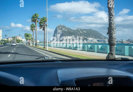 Arrivant à la frontière de Gibraltar en voiture. Vue de l'intérieur de la voiture Banque D'Images