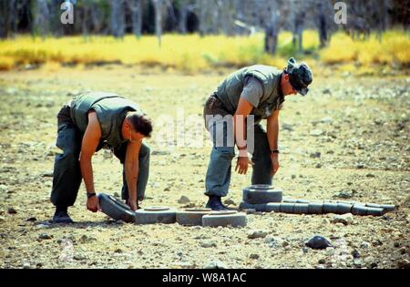 Le personnel d'entretien des casernes de marines de mines anti-char désactivé de la pile et les mines antipersonnel aux fins de destruction lors d'une démolition sur base navale de la Baie de Guantanamo à Cuba, en ce 10 juillet 1997, dossier photo. Les mines et les mines terrestres anti-char sur le côté américain de la clôture séparant Cuba communiste et la base navale américaine de Guantanamo Bay ont été retirés conformément à l'ordonnance présidentielle du 16 mai 1996. Environ 50 000 mines ont été placées dans la zone tampon entre le parti communiste de Cuba et de Guantanamo Bay au début de 1961 en raison de la guerre froide. Les mines terrestres Banque D'Images