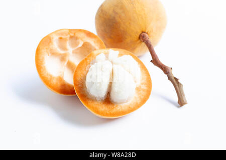 Fruits Santol isolé sur fond blanc Banque D'Images