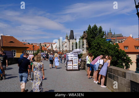 Les piétons et les touristes sur le pont Charles à Prague, République Tchèque Banque D'Images