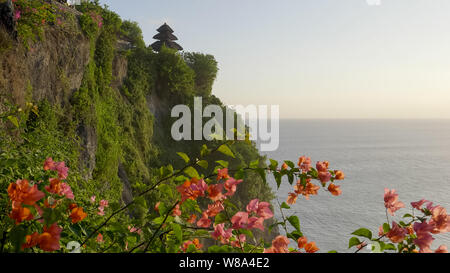 Temple d'Uluwatu avec fleurs de bougainvilliers sur Bali Banque D'Images