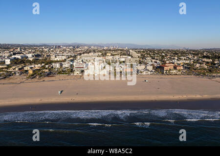 Vue aérienne de la plage de Santa Monica et de l'océan Pacifique dans le comté de Los Angeles, en Californie. Banque D'Images