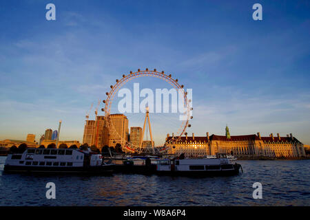 London Eye & County Hall, South Bank, Lambeth. Banque D'Images