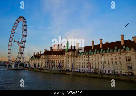 London Eye & County Hall, South Bank, Lambeth. Banque D'Images