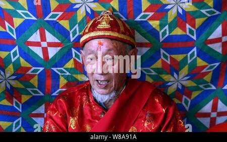 Kathmandu, Népal. Le 08 août, 2019. Un prêtre bouddhiste chante des chants religieux tout en recevant des offrandes au cours de Pancha Dan festival à Kathmandu, Népal. (Photo par Archana Shrestha/Pacific Press) Credit : Pacific Press Agency/Alamy Live News Banque D'Images