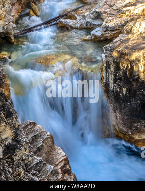 L'eau s'engouffre dans le canyon Marble, dans le parc national Kootenay, Colombie Britannique Banque D'Images