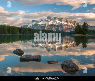 Sunrise réflexions à deux Jack Lake dans le parc national de Banff, Canada Banque D'Images