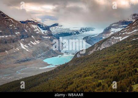 La glace au glacier fond lentement Parker Ridge dans le lac ci-dessous. Banque D'Images