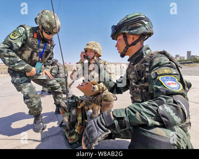 Urumqi. 8e août 2019. Le personnel de l'armée du peuple chinois de Police et la Garde nationale du Kirghizistan participent à la formation en matière de communication à base d'entraînement dans le nord-ouest de la Chine, la Région autonome du Xinjiang Uygur du 8 aout 2019. Le China-Kyrgyzstan "Coopération-2019 mixte' un exercice de lutte contre le terrorisme a été lancé mardi. L'exercice est le premier exercice mené conjointement par des forces armées des deux pays. Credit : Liu Fang/Xinhua/Alamy Live News Banque D'Images