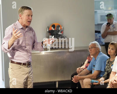 Sioux City, Iowa, États-Unis. 8e août 2019. Présidentielle 2020 candidat démocrate espère JOHN HICKENLOOPER, ancien gouverneur du Colorado, est animé comme il parle avec les membres de la Club de Truman, un groupe démocrate à Woodbury County à Sioux City, Iowa jeudi soir, le 8 août, 2019 Credit : Jerry Mennenga/ZUMA/Alamy Fil Live News Banque D'Images