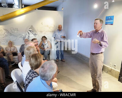 Sioux City, Iowa, États-Unis. 8e août 2019. Présidentielle 2020 candidat démocrate espère JOHN HICKENLOOPER, ancien gouverneur du Colorado, parle avec les membres de la Club de Truman, un groupe démocrate à Woodbury County à Sioux City, Iowa jeudi soir, le 8 août, 2019 Credit : Jerry Mennenga/ZUMA/Alamy Fil Live News Banque D'Images