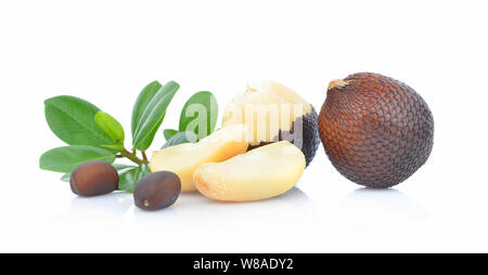 Fruit serpent,Salacca (zakacca,Salak Indo) avec des feuilles vertes isolé sur fond blanc Banque D'Images