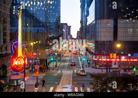 Street view en centre ville de Philadelphie, le 12 au soir en regardant vers le sud. Hard Rock Cafe et le quartier des affaires au crépuscule Banque D'Images