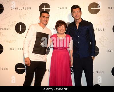 La star de football australien Tim Cahill, gauche, et footballeur chinois Geng Xiaofeng, droite, posent avec un invité à un défilé de mode propre de Cahill br Banque D'Images