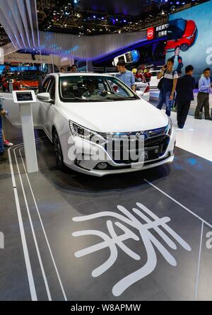 --FILE--visiteurs essayer ou regarder un Qin BYD voiture hybride plug-in sur l'affichage au cours de la 14e exposition Internationale Automobile de Beijing, également connu sous le nom de Banque D'Images