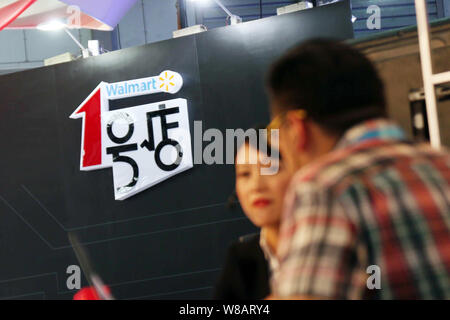 --FILE--personnes visitent le stand de vente en ligne en chinois Yihaodian ou yhd.com de Walmart lors d'une exposition à Shanghai, Chine, 11 mai 2016. Walm Banque D'Images