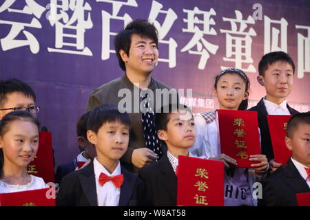 Le pianiste chinois Lang Lang, retour centre, pose lors d'une conférence de presse pour le concert de Shanghai, ville de la province de Shandong, Chine orientale, 2 juin 2016. Banque D'Images