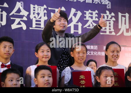 Le pianiste chinois Lang Lang, retour centre, pose lors d'une conférence de presse pour le concert de Shanghai, ville de la province de Shandong, Chine orientale, 2 juin 2016. Banque D'Images