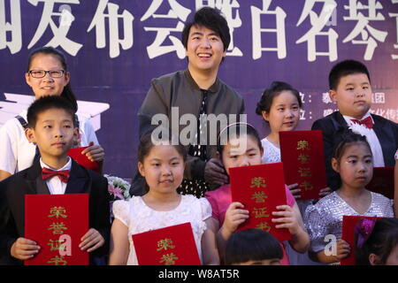 Le pianiste chinois Lang Lang, retour centre, pose lors d'une conférence de presse pour le concert de Shanghai, ville de la province de Shandong, Chine orientale, 2 juin 2016. Banque D'Images