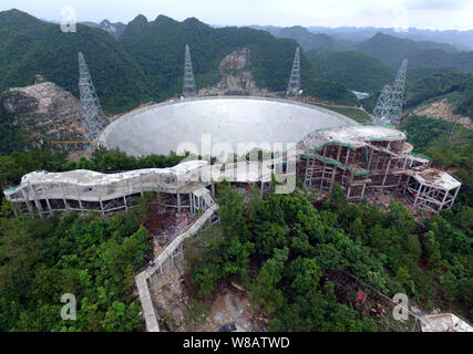 Vue aérienne du site de construction du plus grand radiotélescope du monde appelé rapidement (cinq cent mètre d'ouverture du télescope) à Pingtang sphérique Banque D'Images