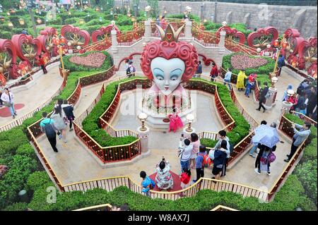 --FILE--Vue aérienne de l'Alice au pays des merveilles dans le labyrinthe Shanghai Disneyland pendant le procès au Shanghai Disney Resort à Pudong, S Banque D'Images