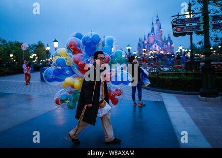 --FILE--un employé chinois vend des ballons Mickey Mouse dans le Disneyland de Shanghai au cours du procès au Shanghai Disney Resort à Shanghai Banque D'Images