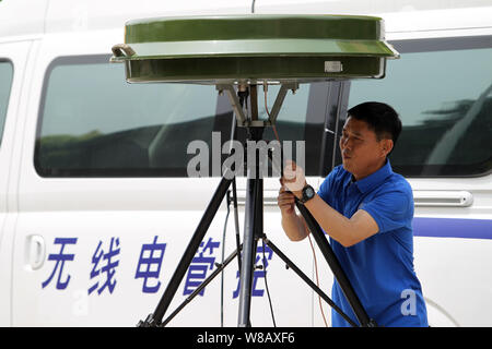 Un technicien chinois met en place un détecteur radio à une école à venir du collège national examen d'entrée, également connu sous le Gaokao, dans Xuchang ville, 100 Banque D'Images