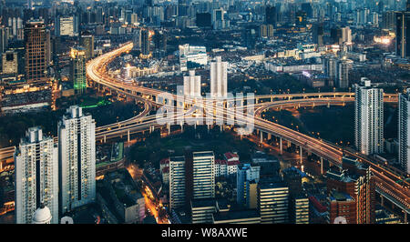 --FILE--Vue de nuit sur les traversées de routes surélevé à Shanghai, Chine, 23 mars 2014. Banque D'Images