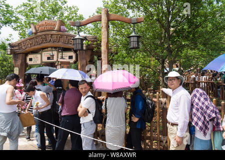 --FILE--touristes attendre dans une longue file d'attente pour essayer les Sept Nains Le Train de la mine dans le Disneyland de Shanghai au cours du procès au Shanghai Dis Banque D'Images