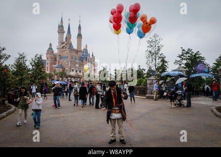 --FILE--un employé chinois vend des ballons Mickey Mouse Disney près du château dans le Disneyland de Shanghai au cours du procès au Shanghai Di Banque D'Images