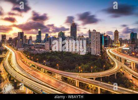 --FILE--Vue de nuit sur les traversées de routes surélevé à Shanghai, Chine, 14 septembre 2014. Banque D'Images